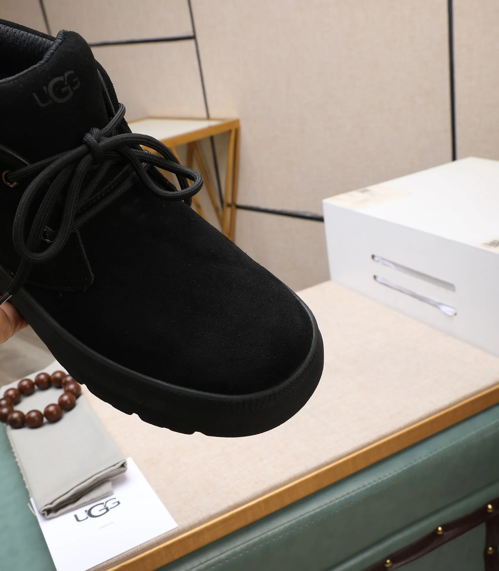 Men's shoes 💰620 Please note the quality of the original order and compare the thickness of the wool 🏮🏮 Popular UGG from Australia's warm luxury brand men's shoes, the official website is synchronized, Beckham men's style..., made of imported top-layer waxed cowhide, waxed toe cap, Australian genuine wool velvet lining Carefully sewn...Imported rubber Martin boots outsole (comfortable, soft and wear-resistant). I really like the quality..Exquisite workmanship. You can't put it down at first sight. Size 39-44